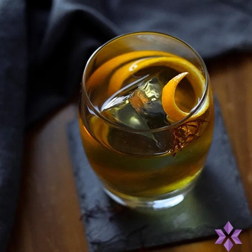 Elegante cocktail met rum en saffraan