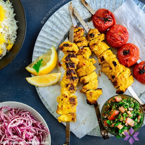 Sappige Perzische kip kebabs met saffraan marinade